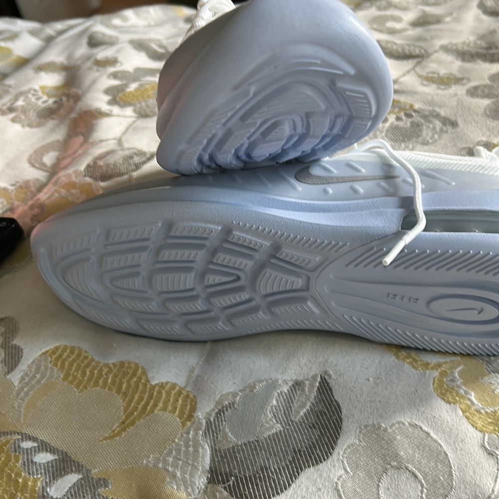 Women Nike sneakers worn once - Picture 2 of 4